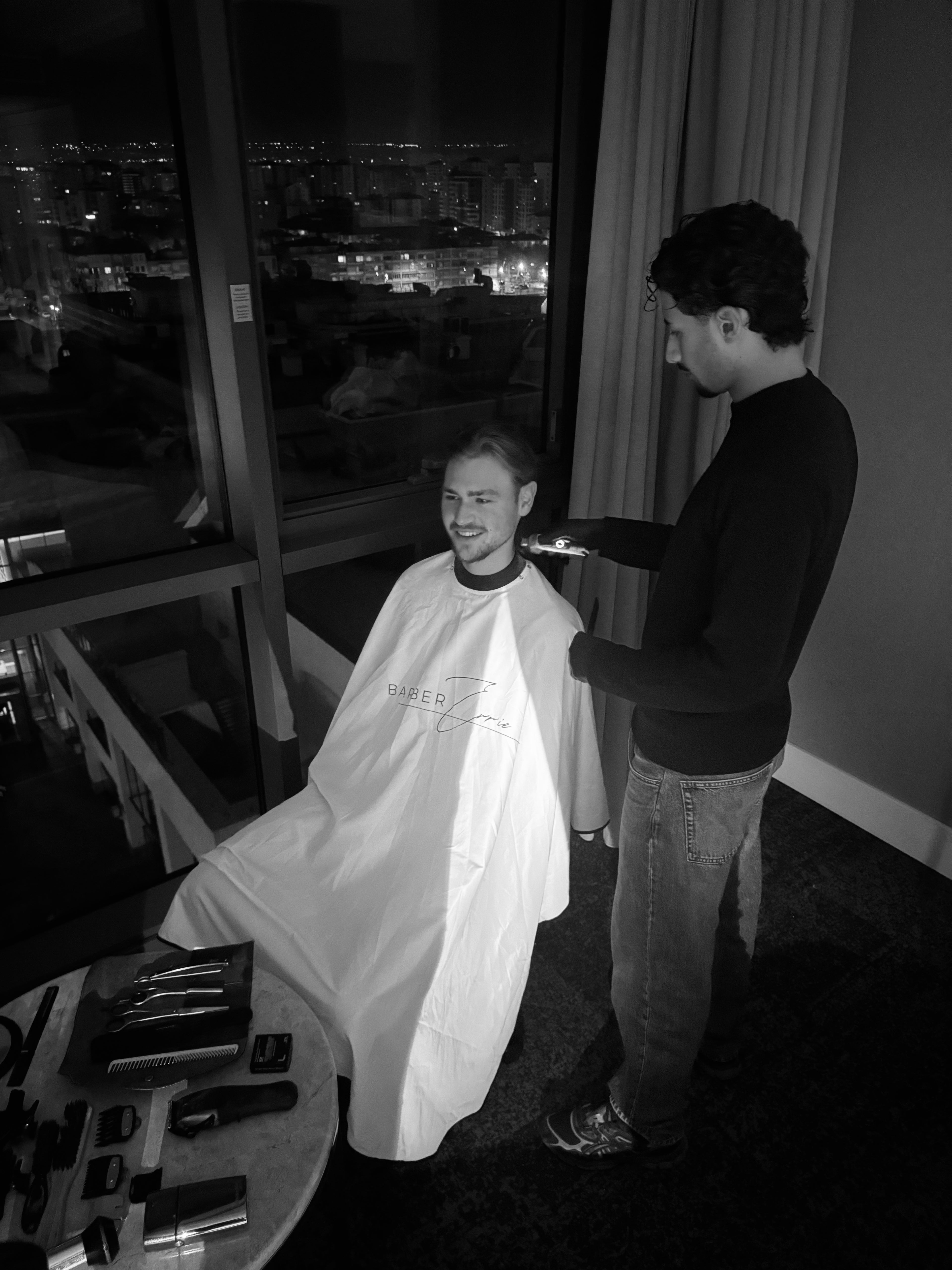 Barber knipt klant in Deventer