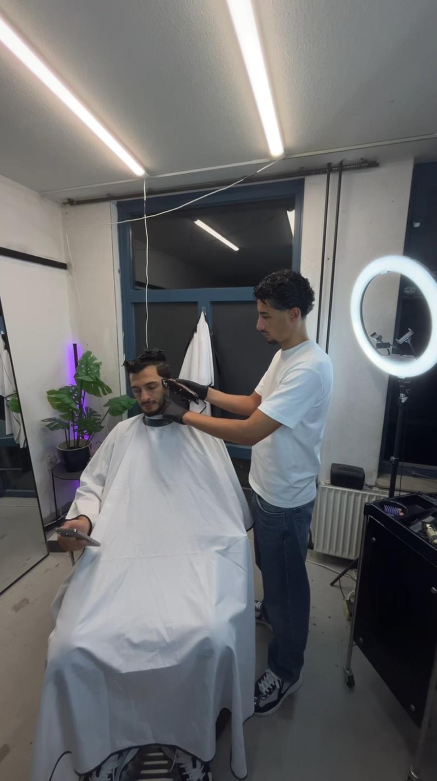 Barber knipt klant in Deventer